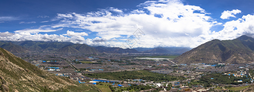 雨季中柳枝西藏拉萨市全景背景