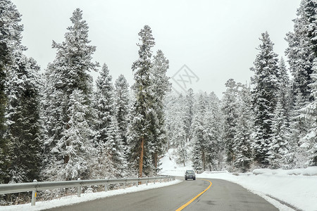 汽车养护海报白雪皑皑的大路背景