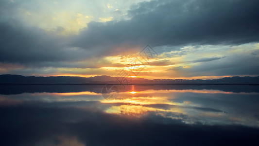 山河背景茶卡盐湖日落美景背景