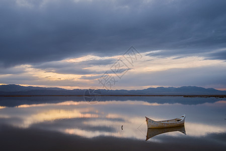 天高地远茶卡盐湖背景