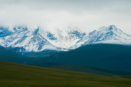 高像素素材新疆雪山雪峰草原云雾背景