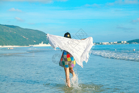 姑娘海边踏浪嬉戏高清图片