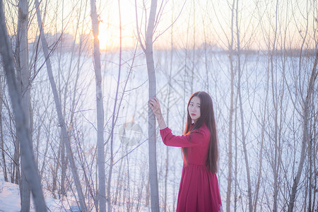 冬季写真红裙外美女高清图片