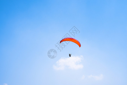 蓝天高空滑翔伞跳伞飞翔背景图片