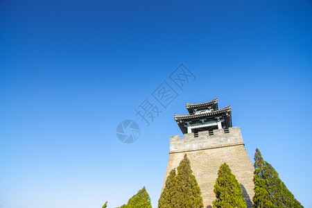 蓝天下的烽火台城楼背景图片