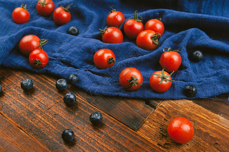 小清新饮料海报西红柿与蓝莓背景