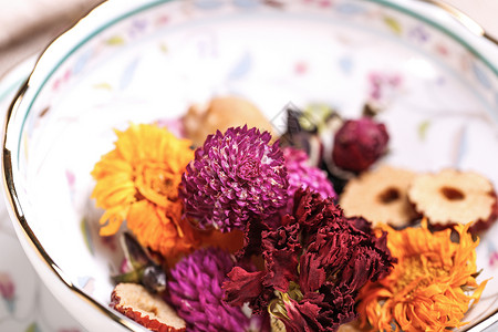 碗里的彩色菊花茶图片