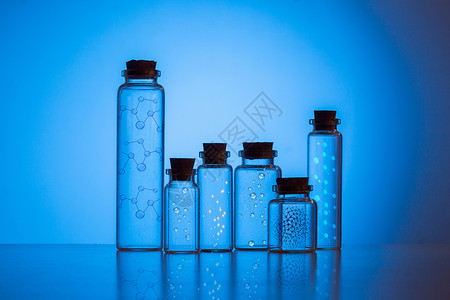 装着鲜花瓶子装在瓶子里的化学分子设计图片