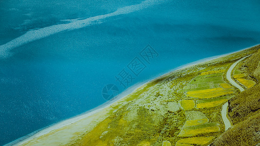 西藏羊湖蓝宝石色调背景图片