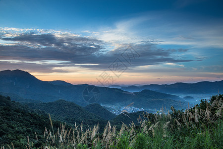 宁波宁海杜鹃山清晨日出风光背景