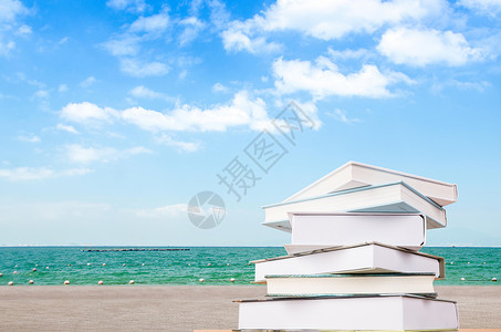 海边休假木板上的书籍设计图片