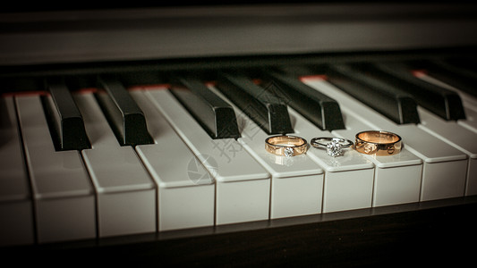 琴键上的戒指高清图片