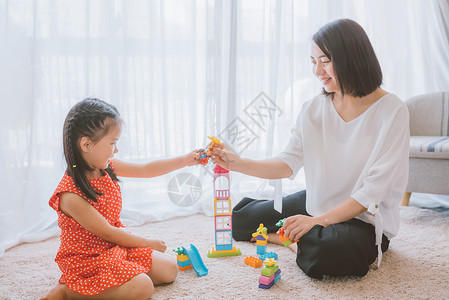 女孩亲吻海豚温馨家庭母女亲子教育背景