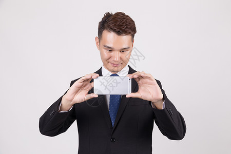 商务男性手机拍摄背景图片