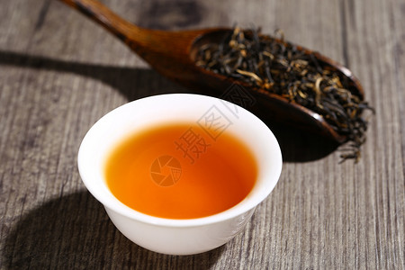 红茶茶杯木茶匙高清图片