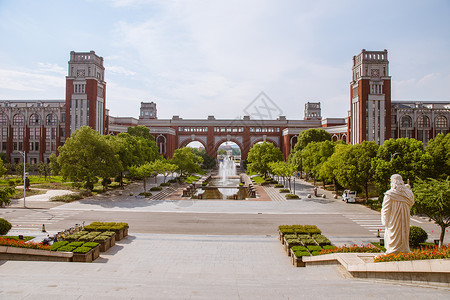 校园雕塑上海华东政法大学教学楼背景