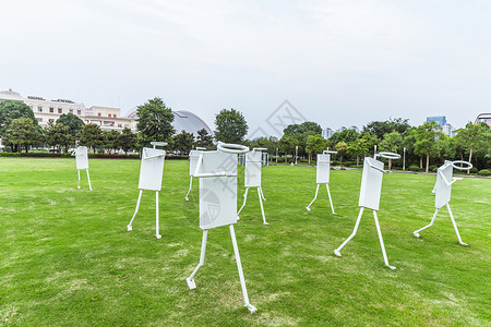 开学季设计上海大学校园草地人偶工艺品背景