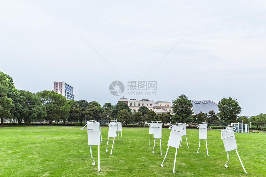 上海大学校园草地人偶工艺品图片