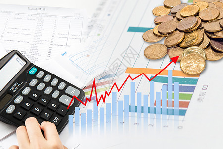 利率市场化会计在桌上用计算机算账设计图片