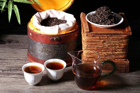 红茶玻璃茶杯木茶匙高清图片