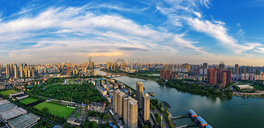蓝天白云下的武汉城市高楼河滨全景图片
