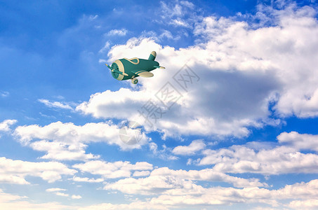 蓝天白云中的红色飞机背景图片
