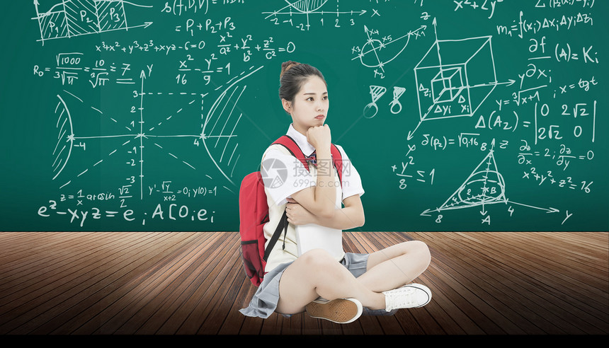 黑板前害怕数学几何课的女学生图片