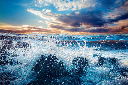 海里石头浪花背景