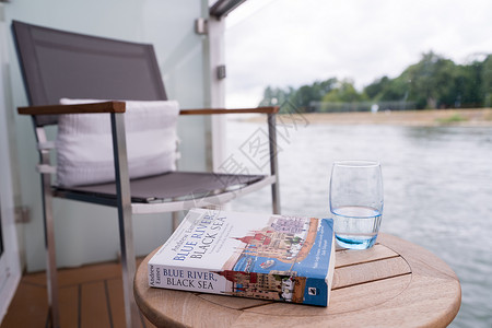 阳台读书莱茵河河景高清图片