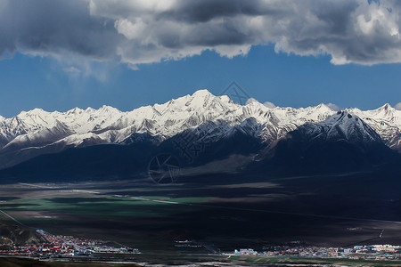 岗什卡雪山背景图片
