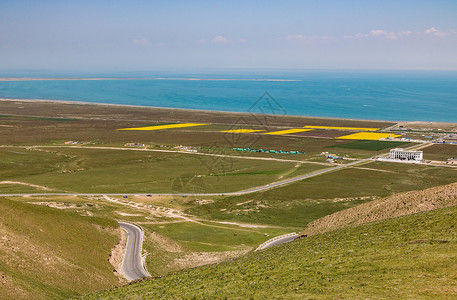 夏之祁连青海湖祁连山上的公路背景