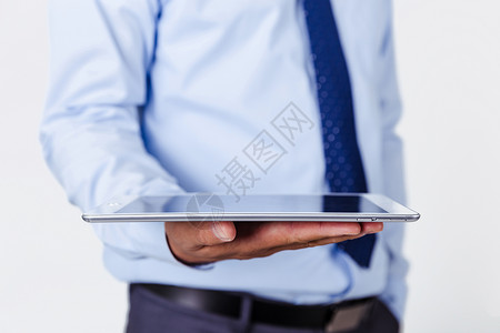 职业男性手持平板电脑背景图片