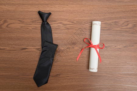毕业证书与黑色领带组合平铺图片
