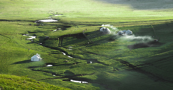 绿色线条素材新疆喀拉峻草原晨光炊烟背景
