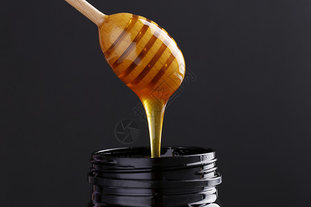 蜂蜜传统采蜜割的高清图片