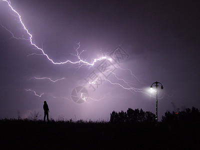 雨中父女背影仰望夜空设计图片