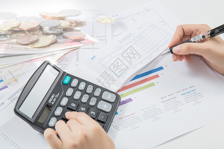 财务财政会计在桌上用计算机算账设计图片