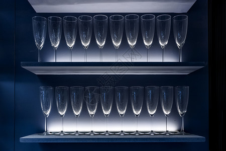 玻璃行业排列整齐的玻璃杯背景