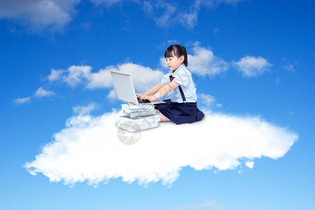 玩电脑小孩坐在云层中学习的孩子设计图片