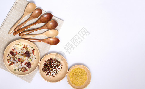 木制品五谷杂粮木勺白底素材背景图片