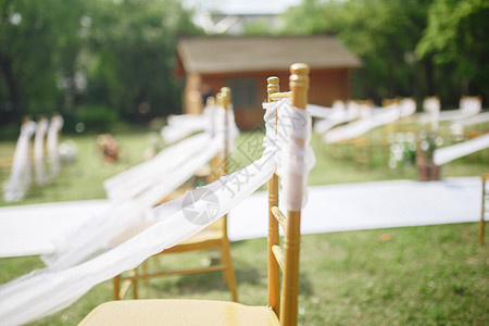 草地婚礼飘带白椅子高清图片