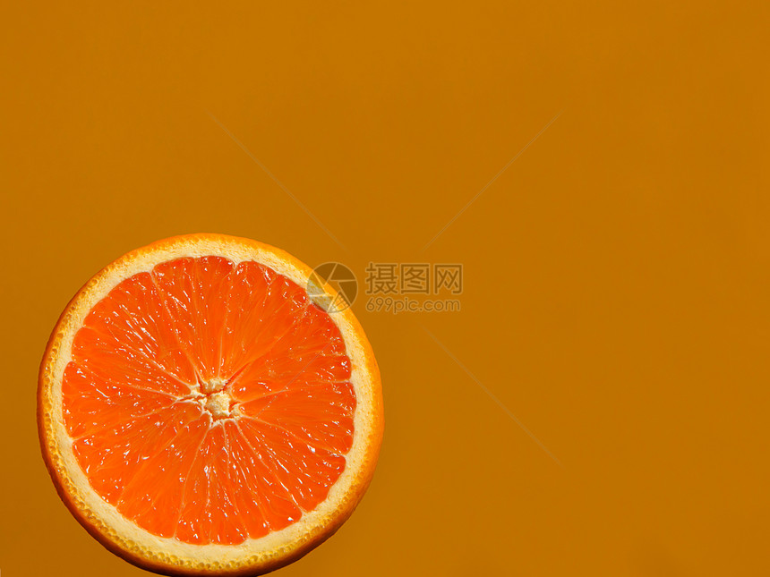 纯色背景橙子切面图片