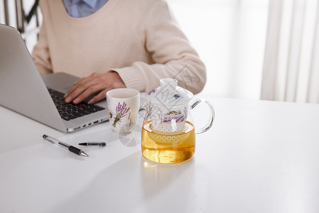 女喝茶办公桌面花茶背景