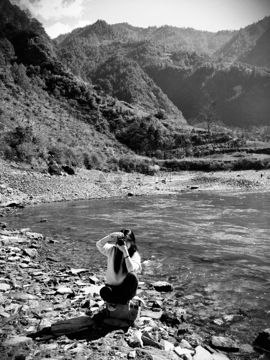 溪边拍摄的女生图片