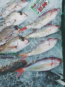 卖鱼的老太太鱼市上冷冻的新鲜鱼背景