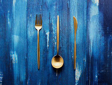 刀叉勺蓝色背景图片