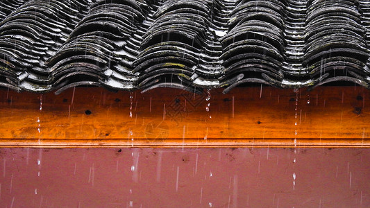 秋天雨雨中的瓦片房屋特写背景