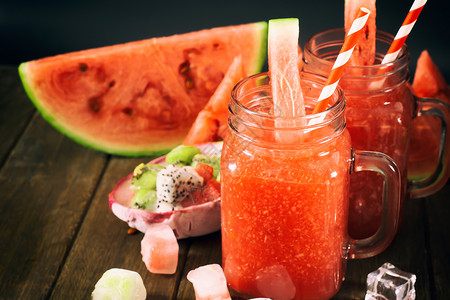 新鲜凉爽的西瓜和西瓜汁饮料高清图片