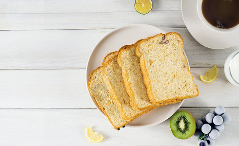 原味切片面包面包咖啡水果的早餐创意背景