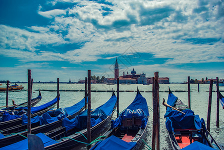 蓝天白云下的意大利威尼斯海边背景图片